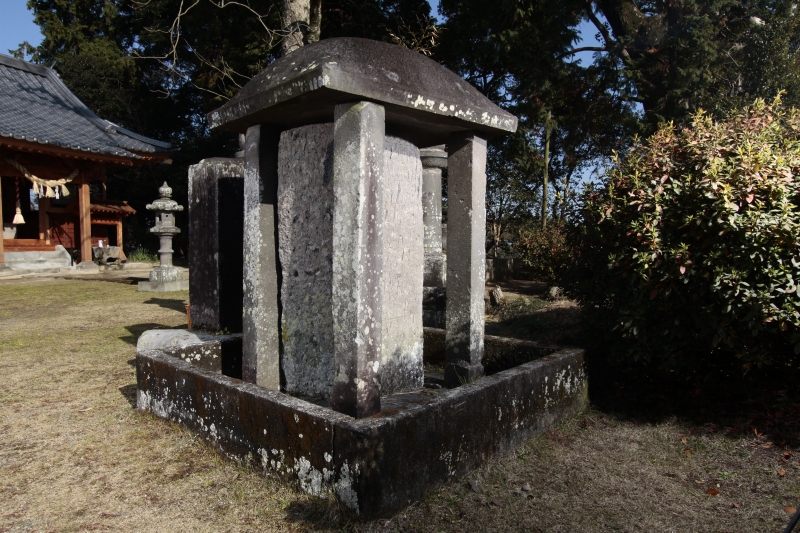 南大門碑・天保二年修理記念碑の写真