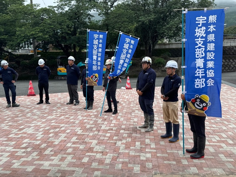 清掃に参加する参加者の写真