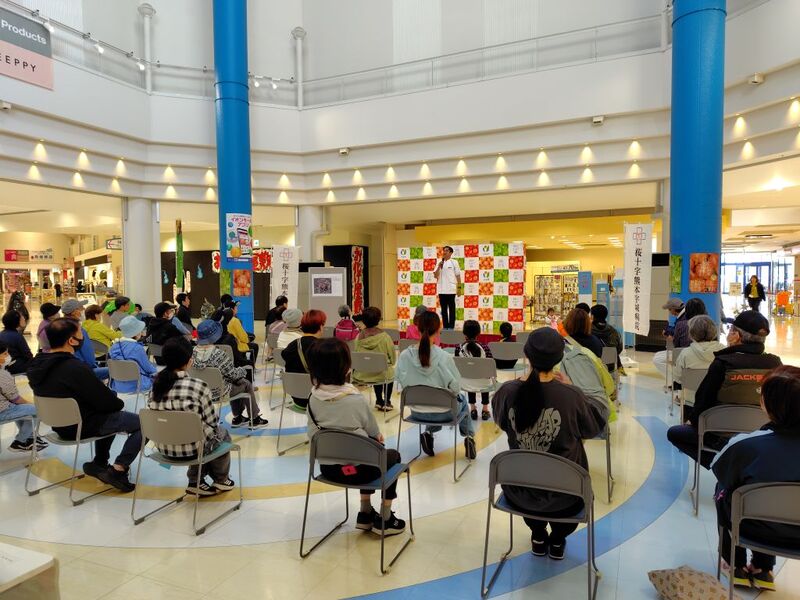 歩き方の説明を受けている様子