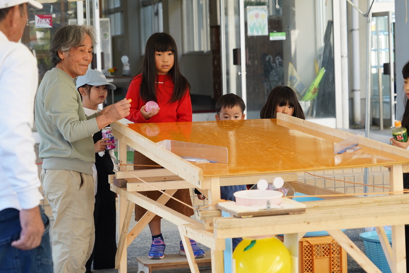 ゲームを楽しむ子供の様子