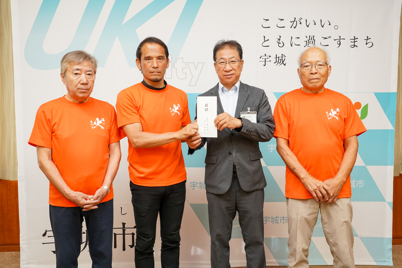 義援金の目録を手渡す様子