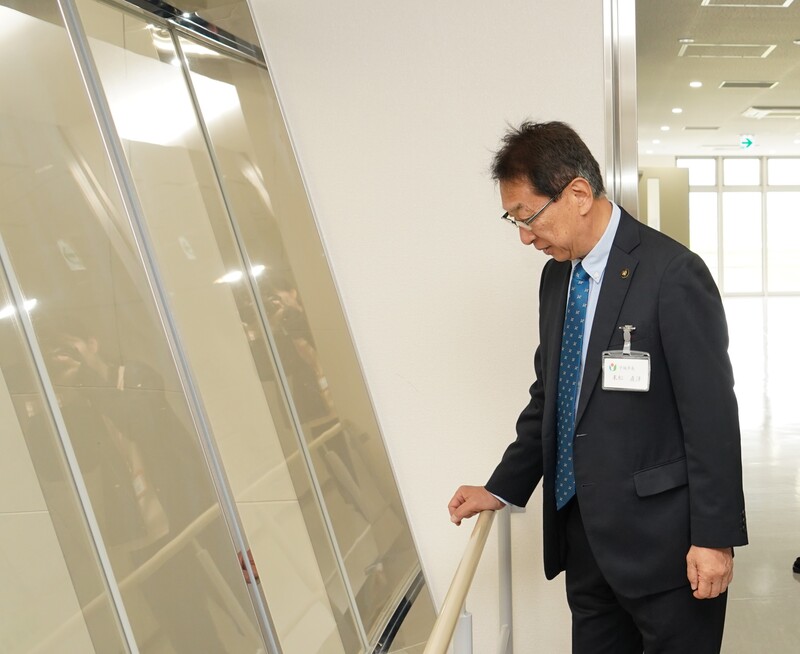 給食センターの設備を見学する末松市長の写真