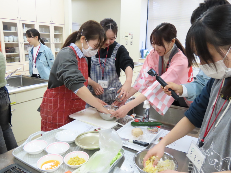 協力して料理している学生たちの写真