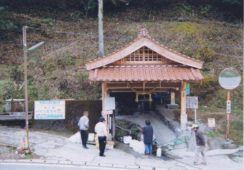 峠の岩清水の水くみ場の画像