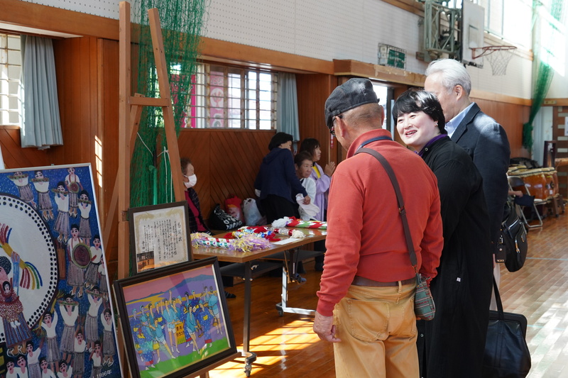 展示品を眺めながら話をしている参加者
