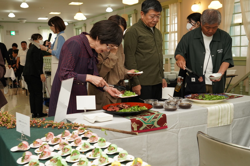 料理をとる参加者たち