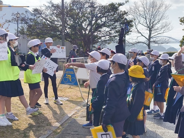 クイズに答える子供たちの様子
