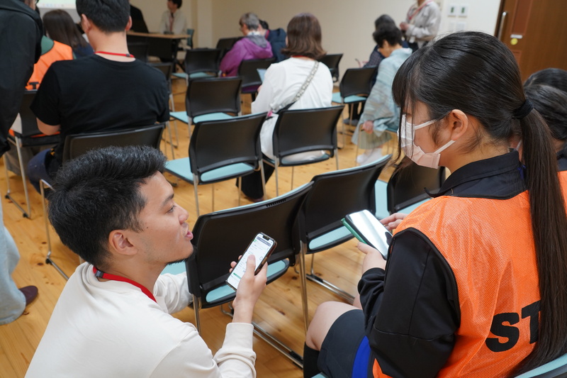 スタッフの学生が使い方の説明を受けている様子