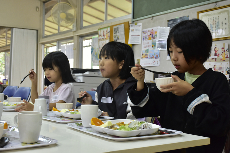 食事を食べる子供達