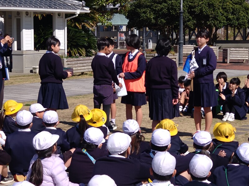 オリジナルスタンプセット、旗、ビブス贈呈の様子