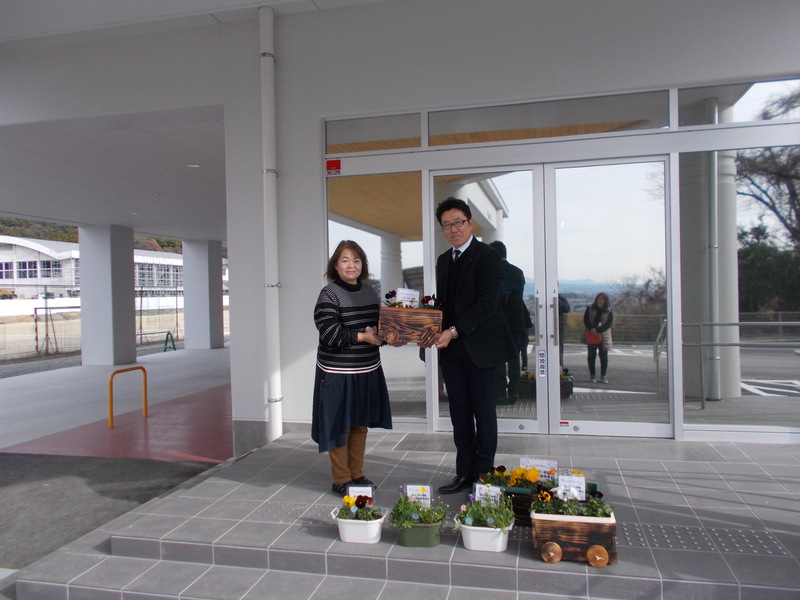 宇城市商工会から花を寄贈している写真