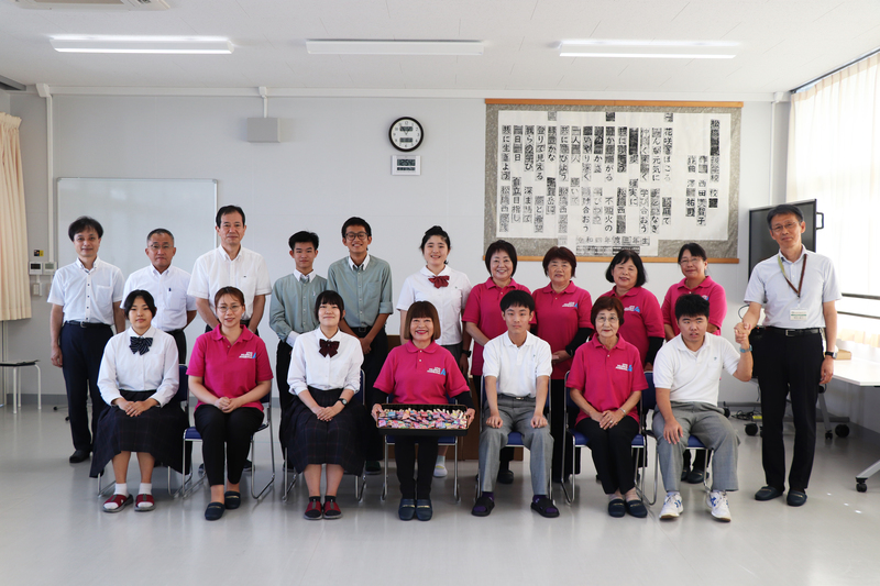 贈呈に参加した松橋高校・松橋西支援学校・宇土法人会女性部会、メンバーの集合写真
