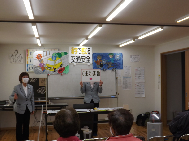 イラストやフリップ等で分かりやすく説明をしている様子