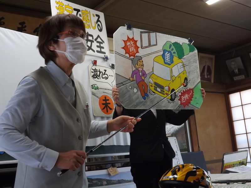 車と歩行者の事故について説明する様子