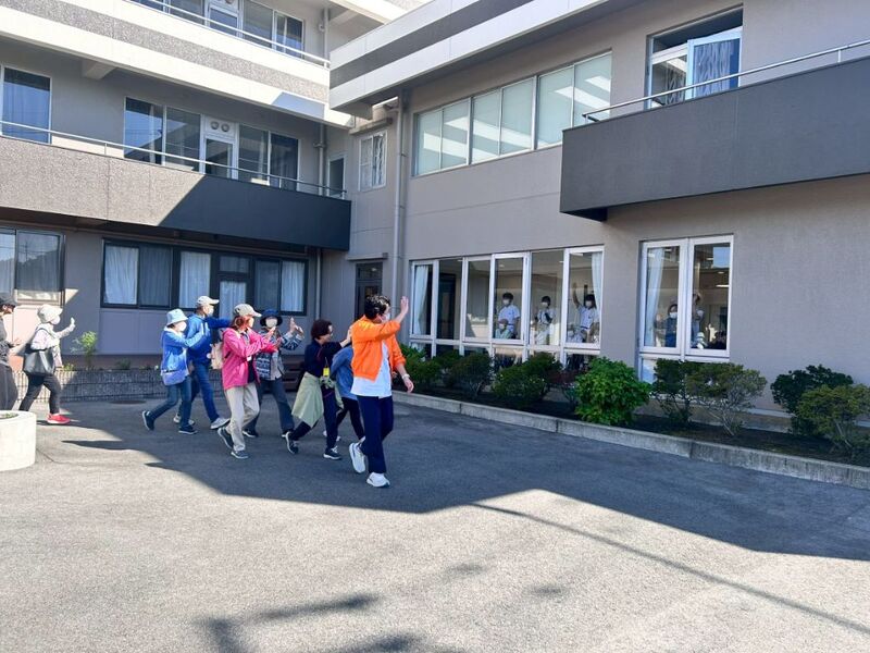 桜十字病院の敷地内を歩く様子