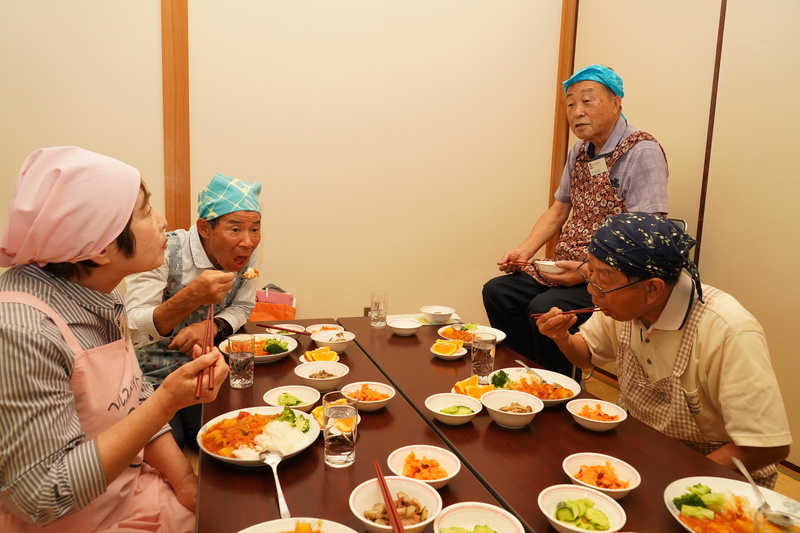 参加者みんなで試食をする様子