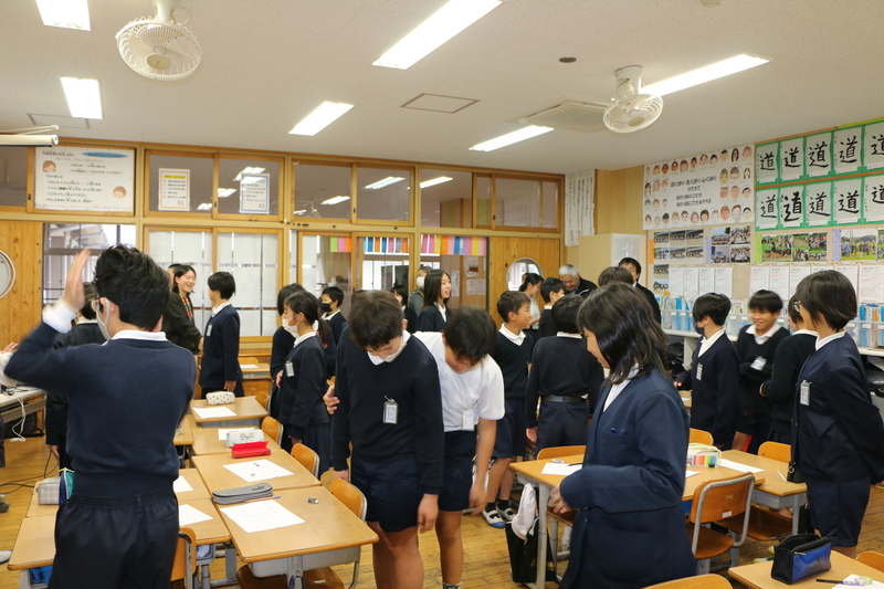 お互いに姿勢を確認する様子