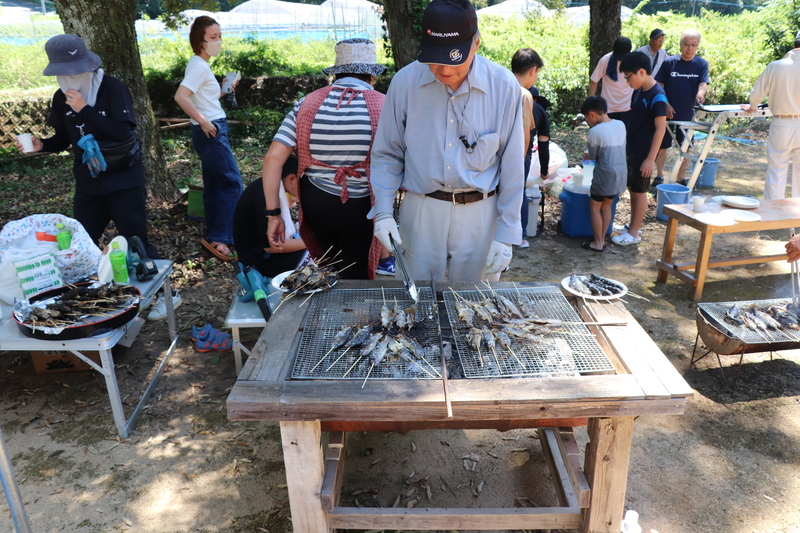 捕まえたヤマメを網で焼いている様子