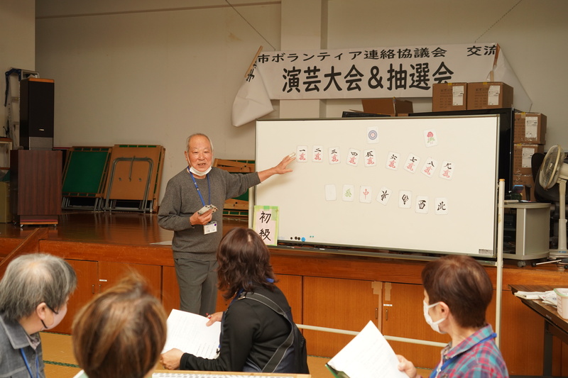 ホワイトボードを使って説明をする様子