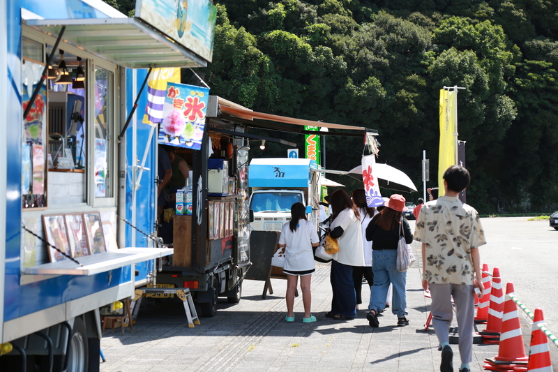 かき氷のキッチンカーに並ぶ人たちの写真