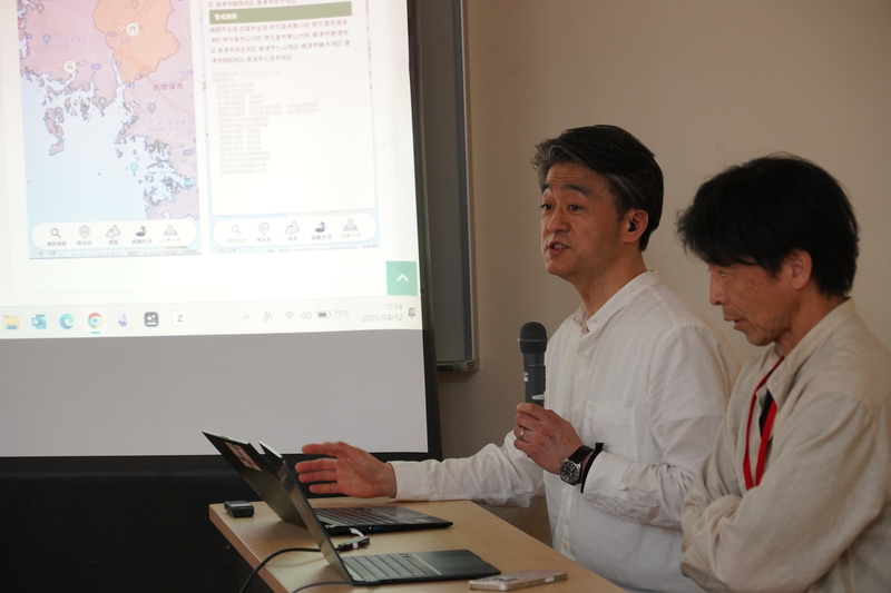 説明中の稲場教授の写真