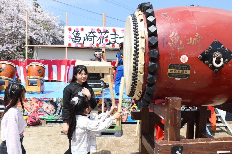 祭りに参加した子どもたちが大太鼓を叩いている写真