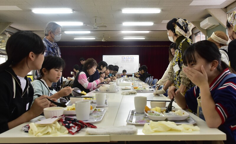 食事を食べる参加者の様子