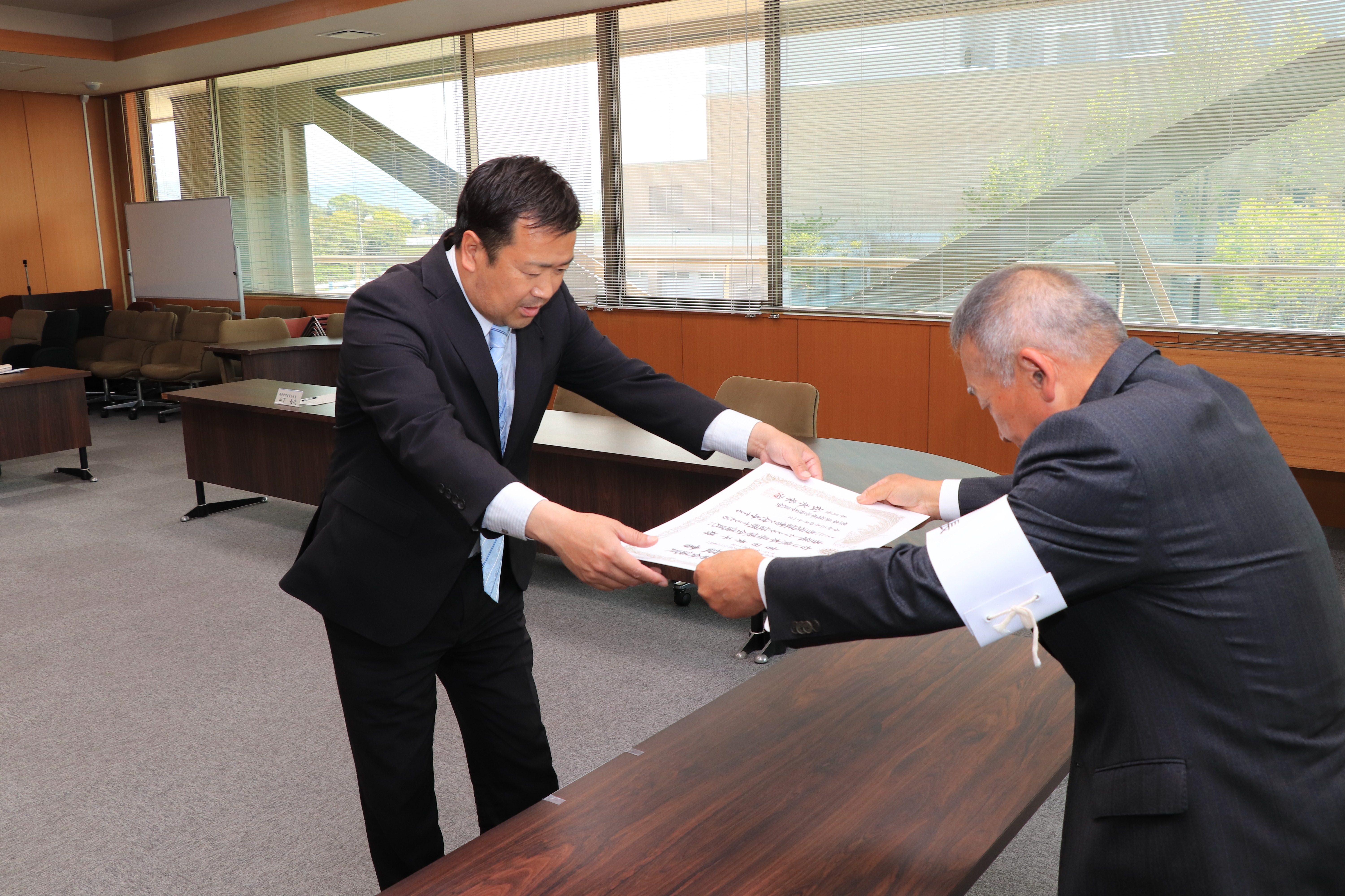 当選証書を付与される吉田孝平さんの写真