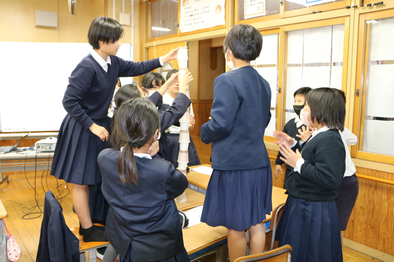 紙コップを高く積み上げる様子