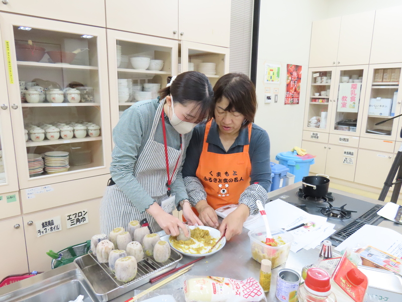 学生が料理の指導を受けている様子の写真