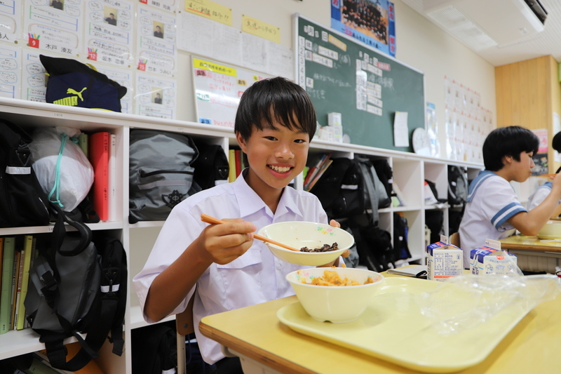 石炭ナッツピーを食べている生徒の写真