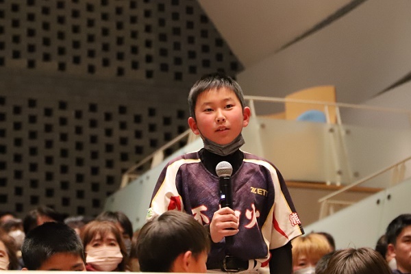 参加した小学生が松坂さんに質問している様子の写真