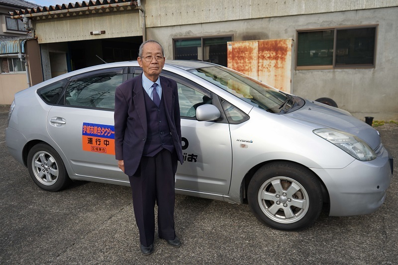 おがたタクシーと運転手の中原三千朗さんの写真