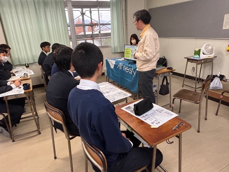 企業の説明を聞く生徒の様子1