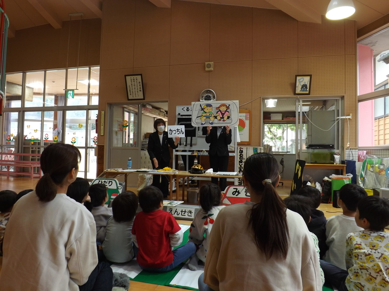 話を聞く子供たちを後ろから撮った写真