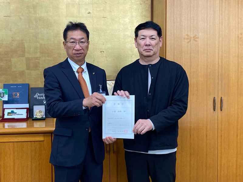 市長より小柳政隆さんへ委嘱状を交付する様子の写真