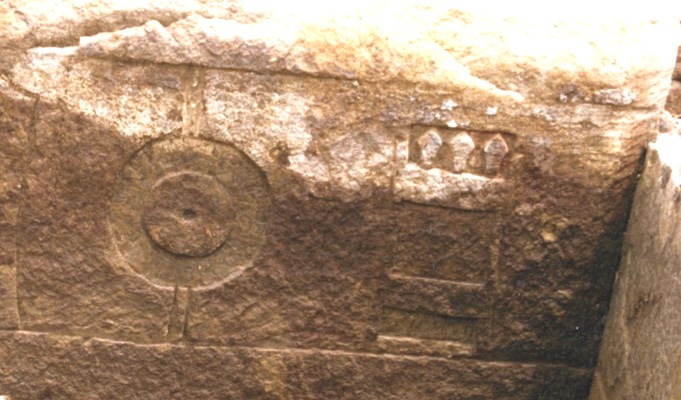 石障の装飾(円文・靭)の写真