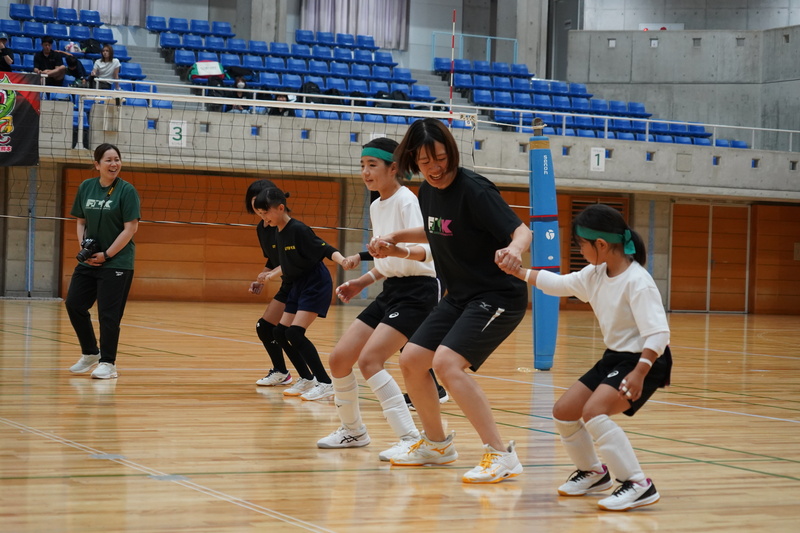 手をつないで練習する様子