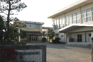 校門から見た豊川小学校の外観写真