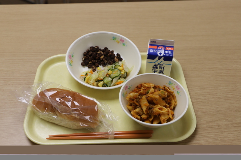 世界遺産学校給食特別メニューの給食の写真