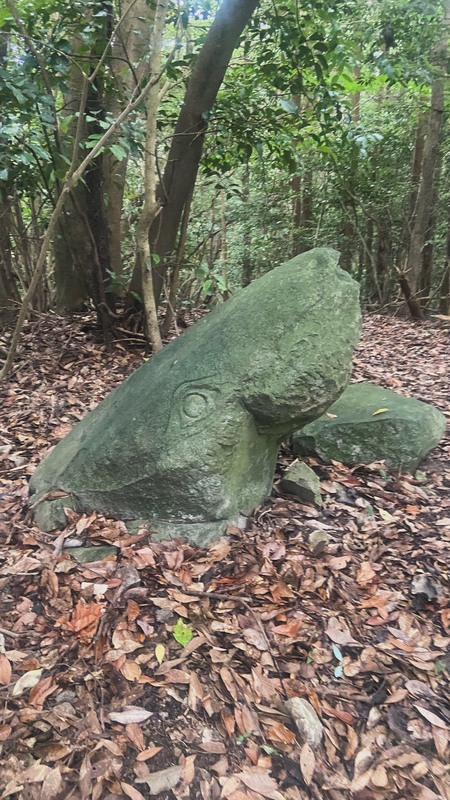 三角岳にある大きな岩の写真