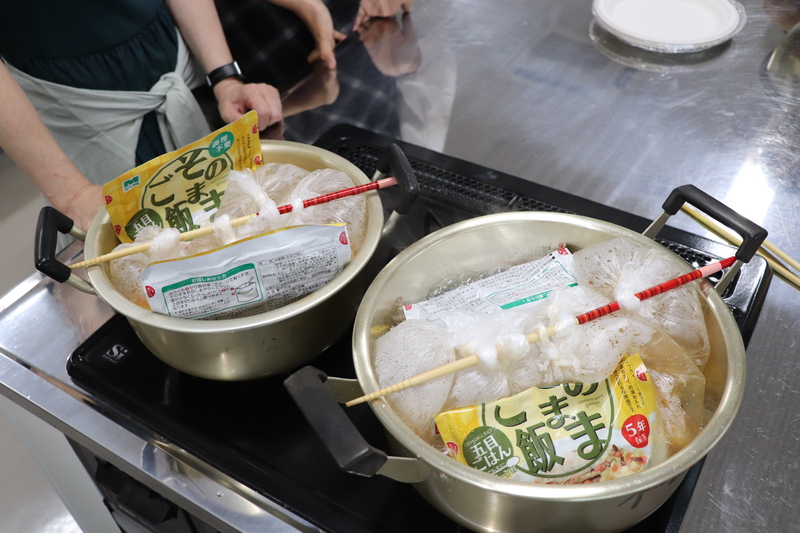 鍋で煮込む様子