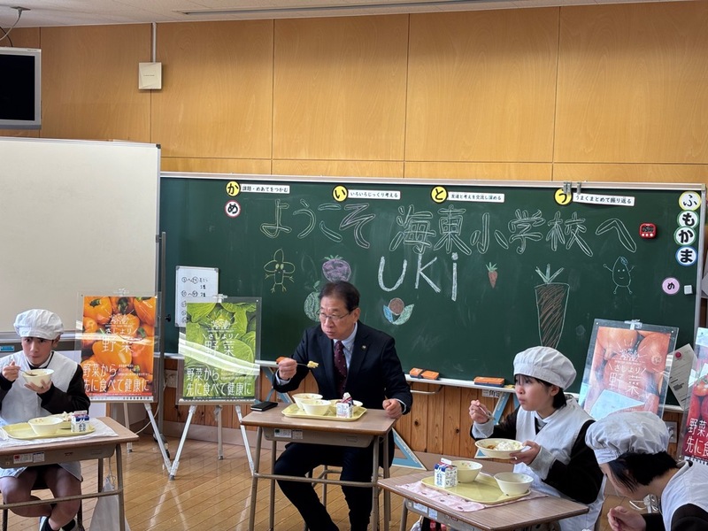 子供たちと一緒に給食を食べる市長の写真