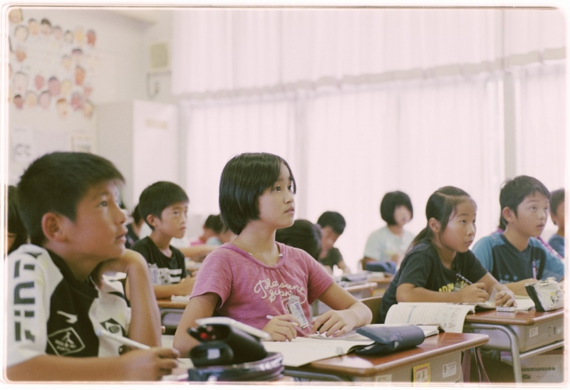 子どもたちが授業を受ける様子の写真