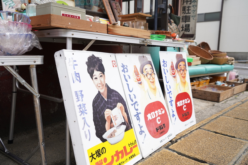 レトロ看板が並ぶ様子
