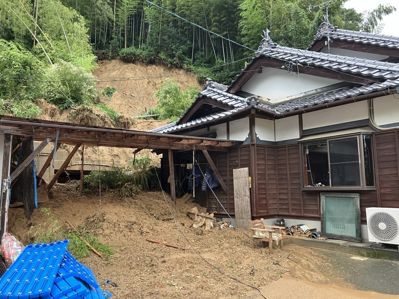 住宅の裏手で土砂崩れが起こった様子