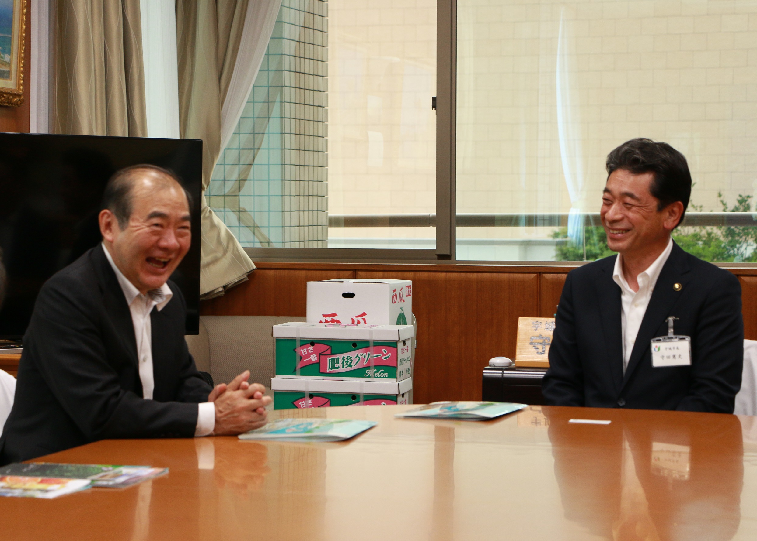 意見交換会を行う陳総領事と守田市長の写真