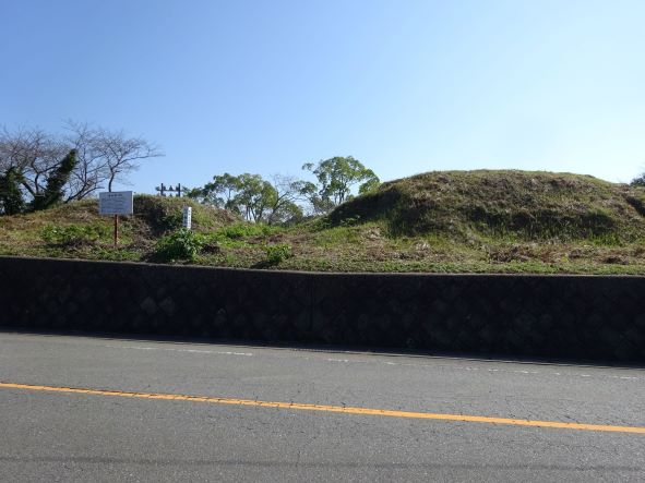 道路側から見た女夫塚の写真