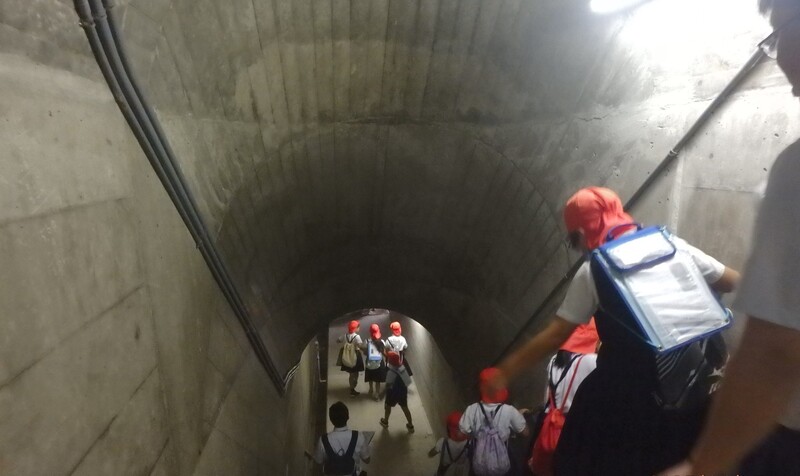 監査路に続くトンネルを降りる様子