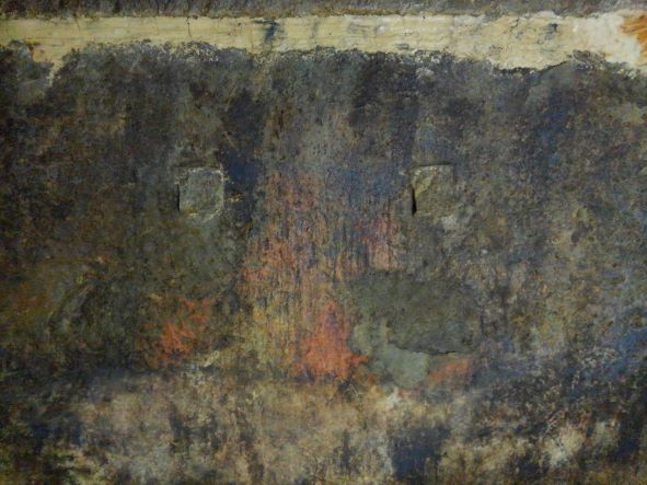 刀掛け突起と彩色による装飾された古墳の写真